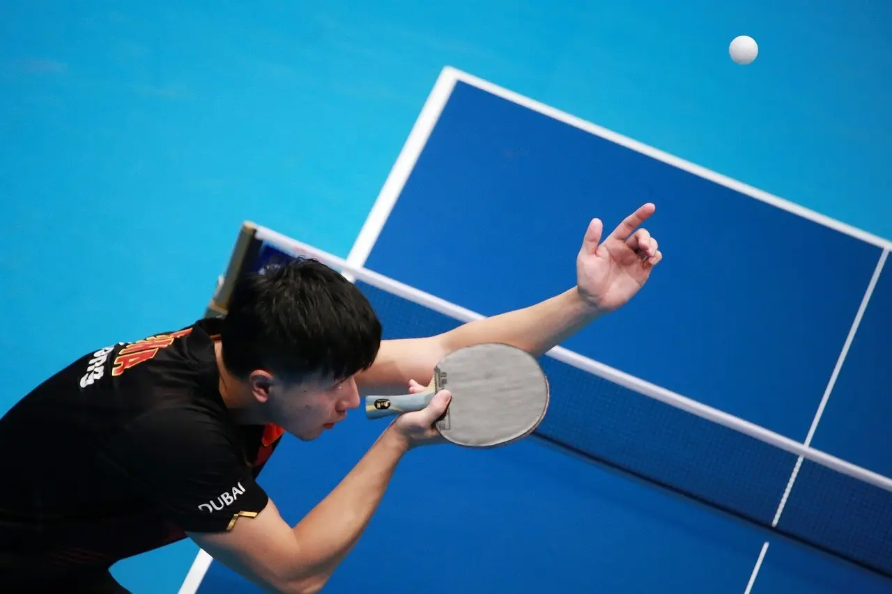 Bordtennisspiller der serverer ved et bordtennisbord