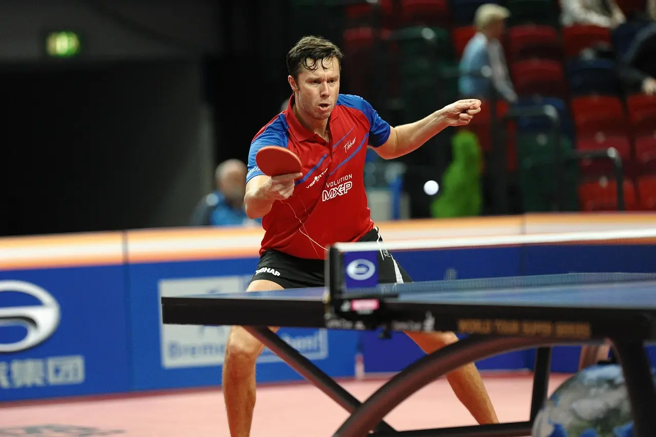 Bordtennisspiller i kamp ved et bordtennisbord